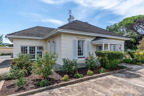 Normanville, Large Historic Three Bedroom Home - Accommodation Gladstone 0