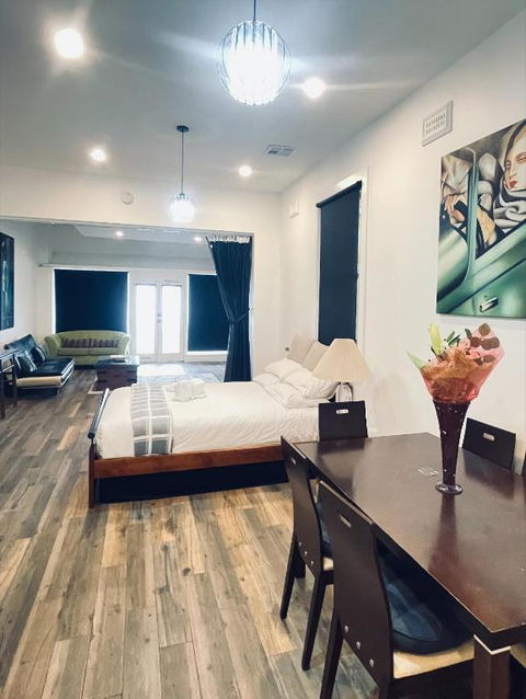 Northcote Spacious Studio - Accommodation Gladstone 0