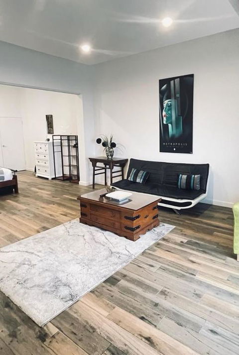 Northcote Spacious Studio - Accommodation Gladstone 2