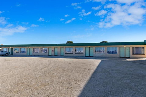 Nullarbor Roadhouse - Accommodation Gladstone 3
