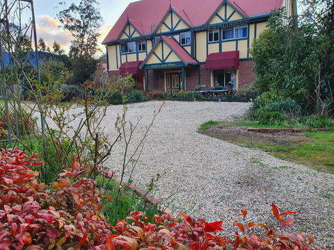 Oaktree Guest House - Accommodation Gladstone 1