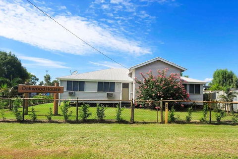 Oakwood House - Entire House Rental - 5 Bedrooms With Netflix And WiFi - Accommodation Gladstone 0