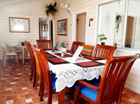 Oakwood House - Entire House Rental - 5 Bedrooms With Netflix And WiFi - Accommodation Gladstone 2