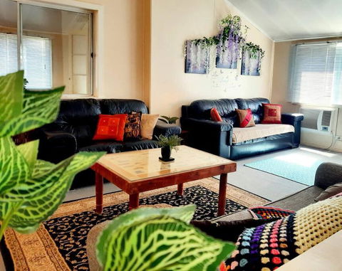 Oakwood House - Entire House Rental - 5 Bedrooms With Netflix And WiFi - Accommodation Gladstone 3