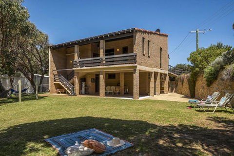 Ocean Close - Spacious Beach House - Accommodation Gladstone 0