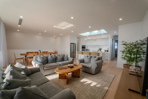 Ocean Pearl, Entire Home On The Esplanade - Accommodation Gladstone 1