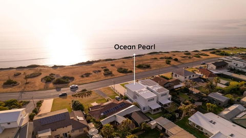 Ocean Pearl, Entire Home On The Esplanade - Accommodation Gladstone 2