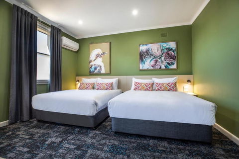 Nightcap At Pritchards Hotel - Accommodation Gladstone 3