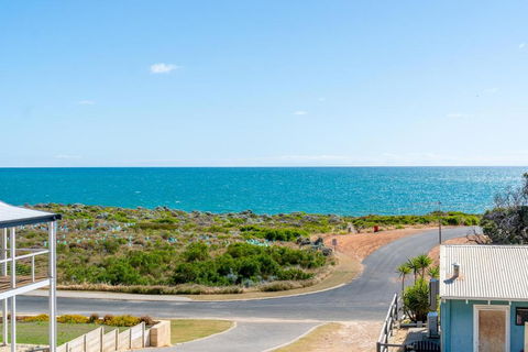 Ocean View Retreat - Best View In Town - Accommodation Gladstone 1