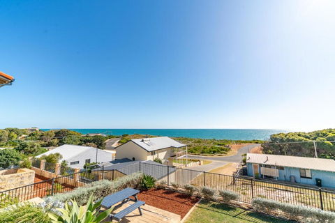 Ocean View Retreat - Best View In Town - Accommodation Gladstone 3