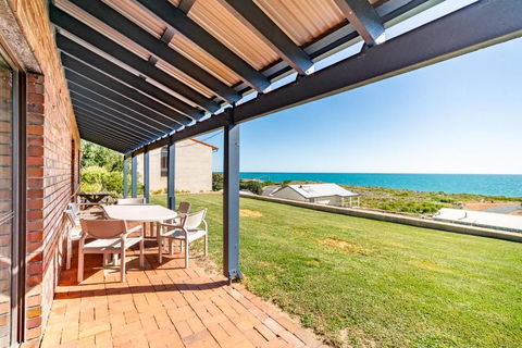 Ocean View Retreat - Best View In Town - Accommodation Gladstone 2