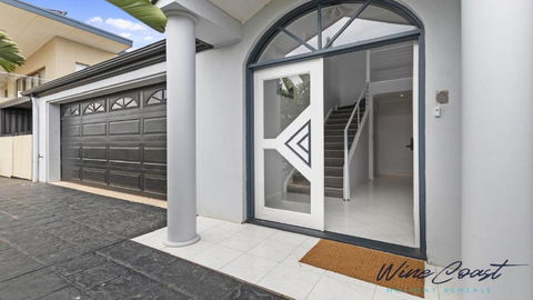 Ocean Views And Vineyards By Wine Coast Holiday Rentals - Accommodation Gladstone 1