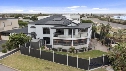 Ocean Views And Vineyards By Wine Coast Holiday Rentals - Accommodation Gladstone 0