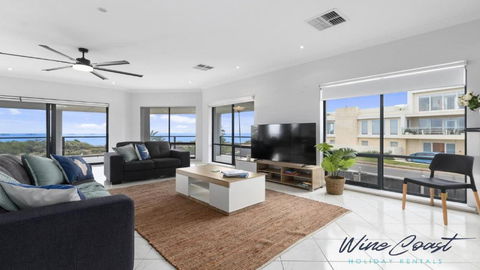 Ocean Views And Vineyards By Wine Coast Holiday Rentals - Accommodation Gladstone 3