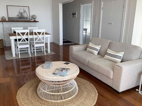 Ocean Views & City Convenience Perfect Getaway - Accommodation Gladstone 1