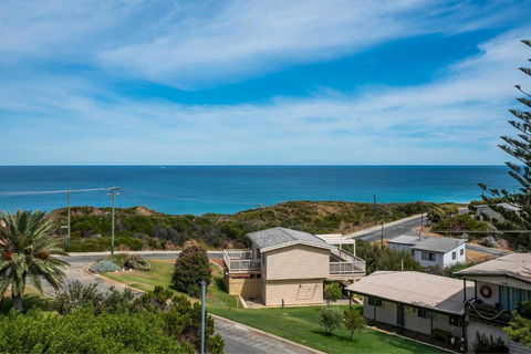 Ocean Vista Large Modern Home With Ocean Views - Accommodation Gladstone 0