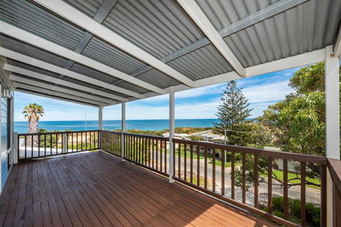 Ocean Vista Large Modern Home With Ocean Views - Accommodation Gladstone 3
