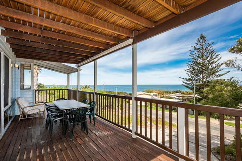 Ocean Vista Large Modern Home With Ocean Views - Accommodation Gladstone 2
