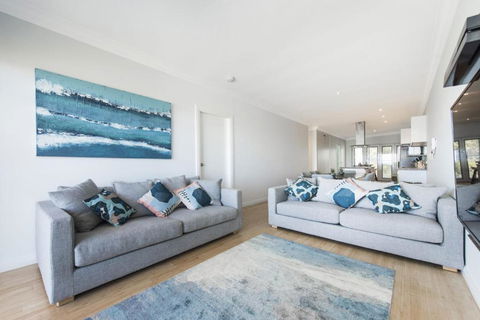 Oceans View - Luxury Apartment With Ocean Views - Accommodation Gladstone 3