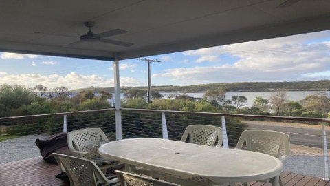 Off The Net - New Listing - Esplanade Property With Views Of The Channel - Accommodation Gladstone 1