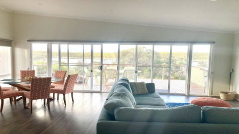 Off The Net - New Listing - Esplanade Property With Views Of The Channel - Accommodation Gladstone 2