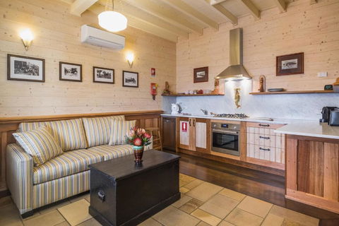 Old Bank Boutique Hotel - Accommodation Gladstone 2