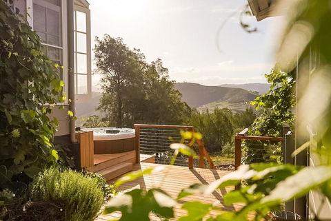 Olive Hill Spa, Views & Home Cinema - Accommodation Gladstone 0