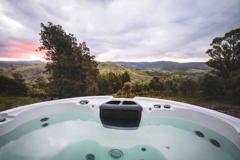 Olive Hill Spa, Views & Home Cinema - Accommodation Gladstone 1