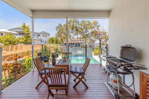 On Esplanade Own Flat & Pool, Manly Cafe Precinct - Accommodation Gladstone 3