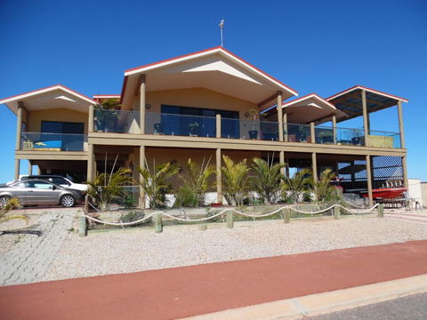 On The Deck @ Shark Bay - Accommodation Gladstone 3