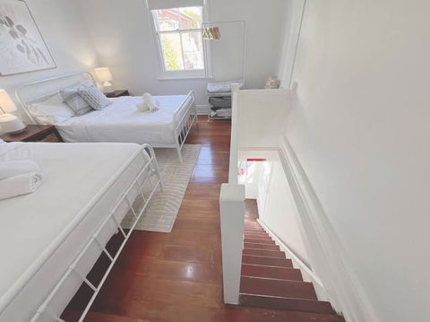 One Bedroom Loft Close To Ashfield Station - Accommodation Gladstone 3