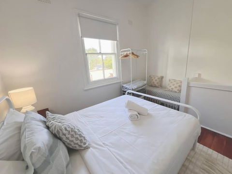One Bedroom Loft Close To Ashfield Station - Accommodation Gladstone 2