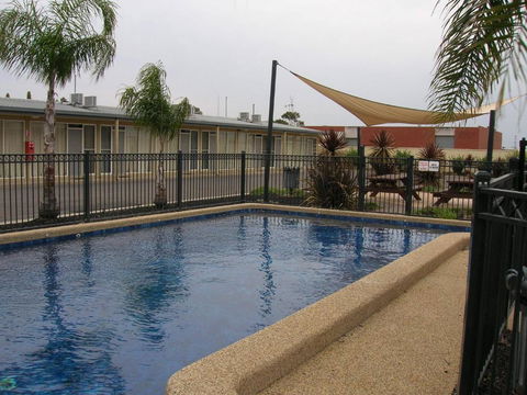 Overlander Hotel Motel - Accommodation Gladstone 0