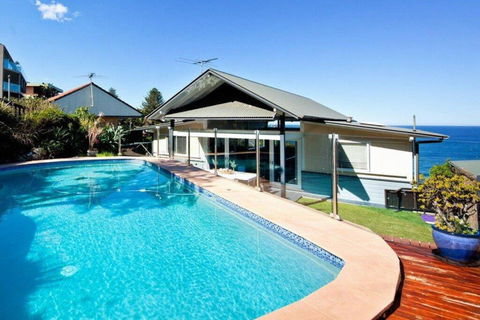Pacific Sunrise - Beach Views - Accommodation Gladstone 0