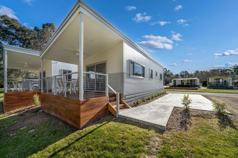 Painters Island Holiday Park - Accommodation Gladstone 0