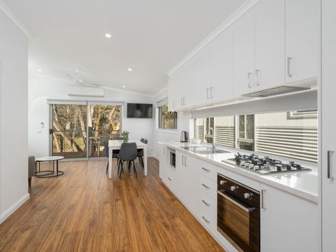 Painters Island Holiday Park - Accommodation Gladstone 2