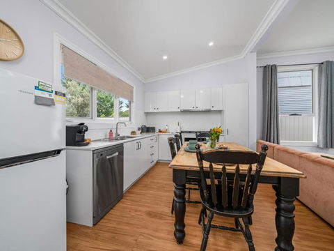 Palm Cottage - Accommodation Gladstone 2