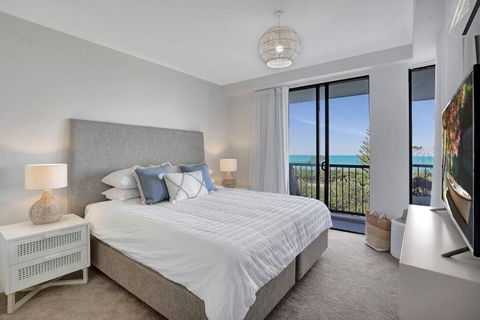 Panoramic Ocean View 2 Bed 2 Bath - Accommodation Gladstone 1