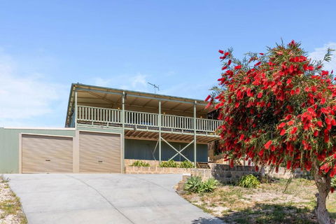 Panoramic Scenic Views Of Preston Beach - Delightful Family Holiday Home - Accommodation Gladstone 1