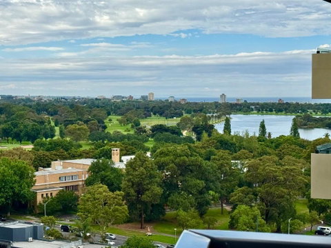 Panoramic View - Albert Park Lake & Shrine Views - Accommodation Gladstone 0
