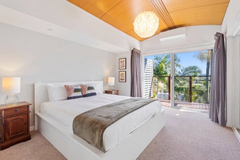Paradise Palms - Resort Retreat With Panoramic Views - Accommodation Gladstone 1