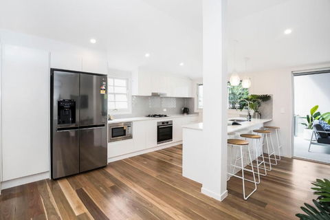 Park Avenue Terrace House Sleeps 9 - Accommodation Gladstone 1