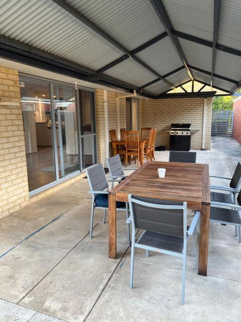 Parkside Pool Home In Aubin Grove - Accommodation Gladstone 3