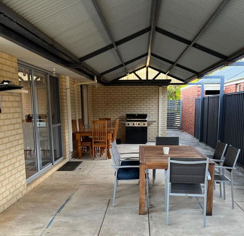 Parkside Pool Home In Aubin Grove - Accommodation Gladstone 2