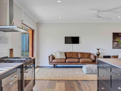 Pauls Farmhouse - Accommodation Gladstone 2