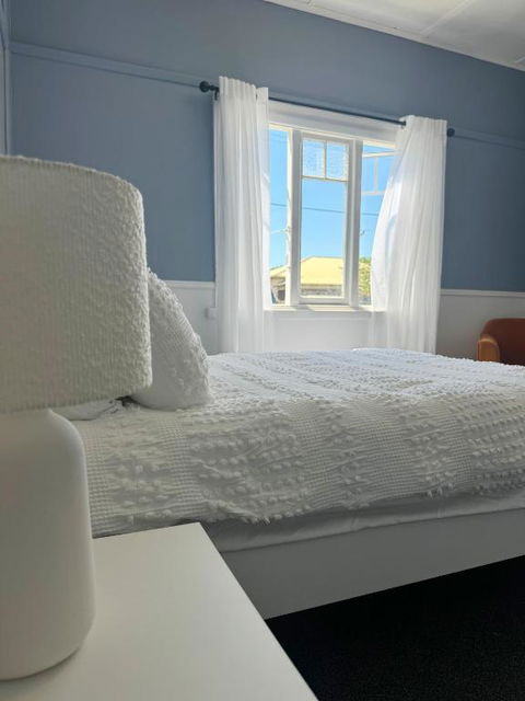 Penguin Paradise Beach House - Accommodation Gladstone 3