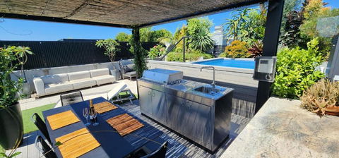 Penthouse Perfection With Private Rooftop Pool - Accommodation Gladstone 2
