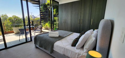 Penthouse Perfection With Private Rooftop Pool - Accommodation Gladstone 3