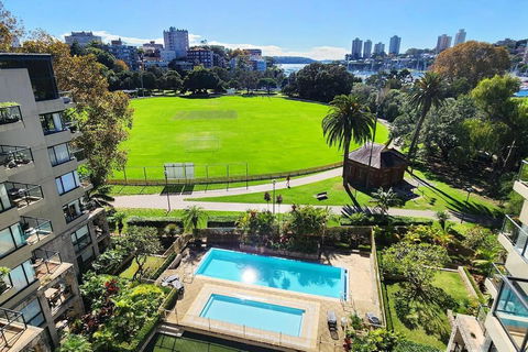 Penthouse With Private Terrace, Parking + 2 Pools - Accommodation Gladstone 3