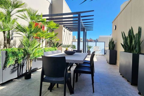 Penthouse With Private Terrace, Parking + 2 Pools - Accommodation Gladstone 1